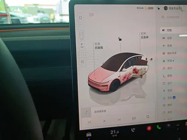 Tesla Model Y — Фото автомобиля 13