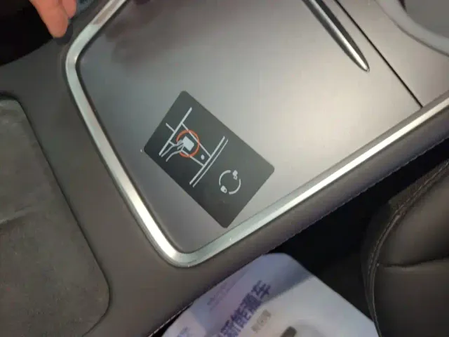 Tesla Model Y — Фото автомобиля 8