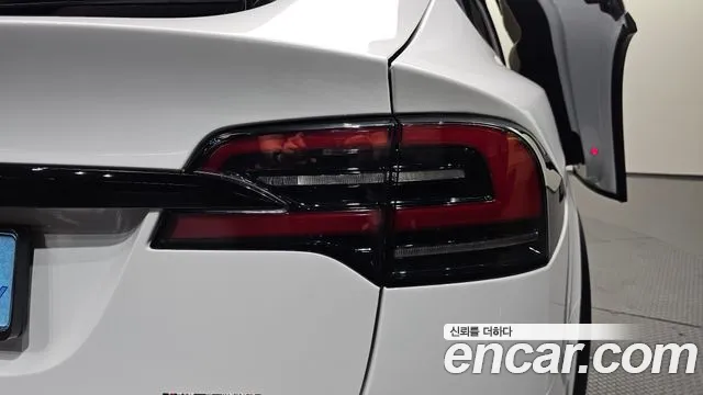Tesla Model X — Фото автомобиля 23