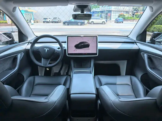 Tesla Model Y — Фото автомобиля 8