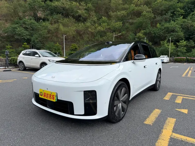Li Auto i8 — Фото автомобиля 2