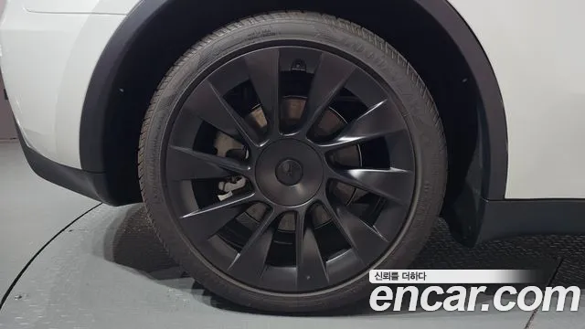Tesla Model Y — Фото автомобиля 5
