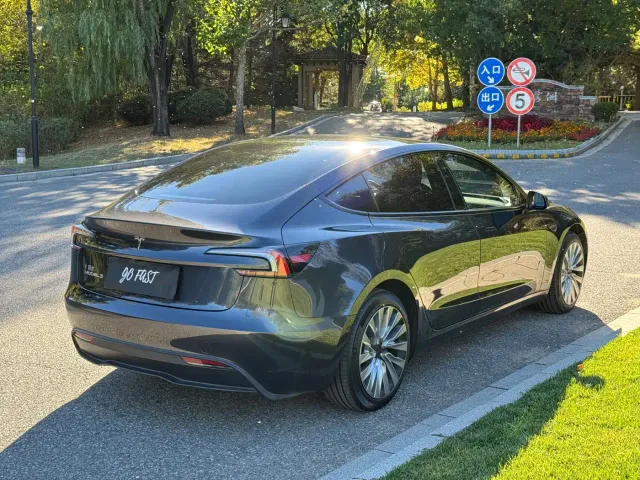 Tesla Model 3 — Фото автомобиля 6