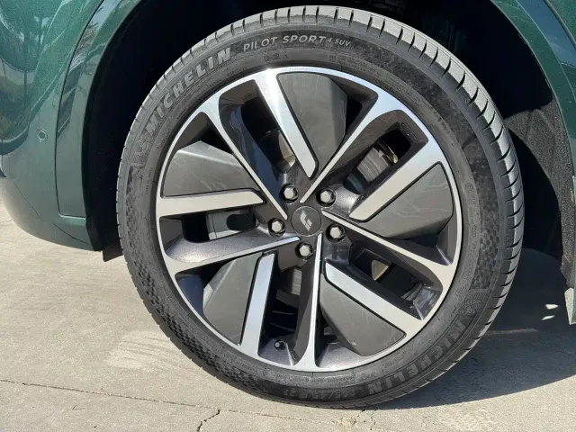Li Auto L9 — Фото автомобиля 17