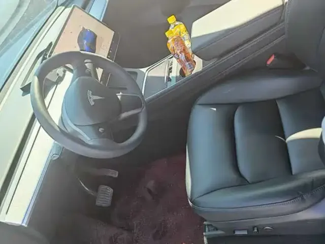 Tesla Model Y — Фото автомобиля 15