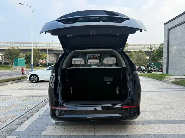 Xpeng X9 — Фото автомобиля 14