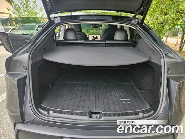 Tesla Model Y — Фото автомобиля 12