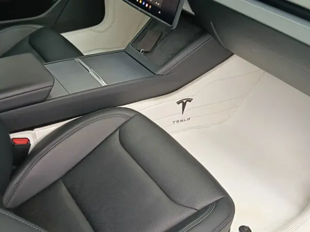 Tesla Model 3 — Фото автомобиля 12