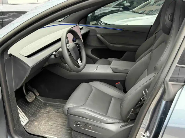 Tesla Model Y L — Фото автомобиля 6