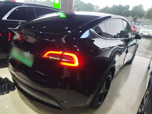 Tesla Model Y — Фото автомобиля 4