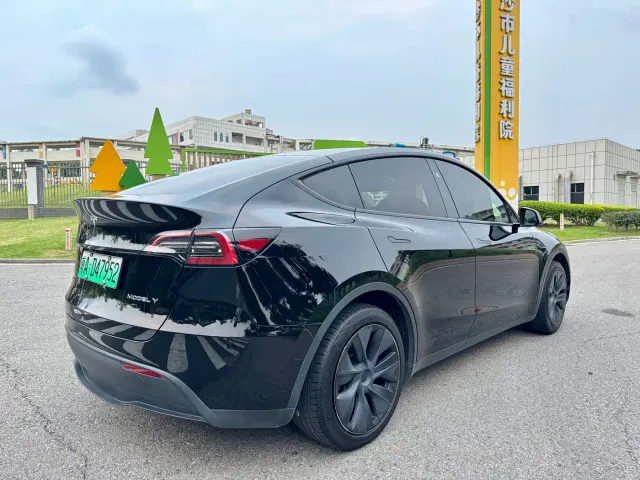 Tesla Model Y — Фото автомобиля 15
