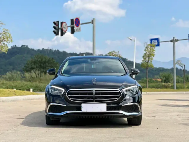 Mercedes-Benz E-Class — Фото автомобиля 4