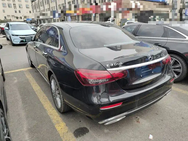 Mercedes-Benz E-Class — Фото автомобиля 4