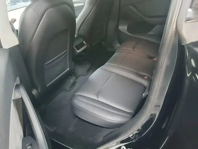 Tesla Model Y — Фото автомобиля 12