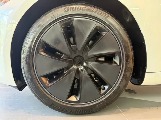 Tesla Model 3 — Фото автомобиля 14
