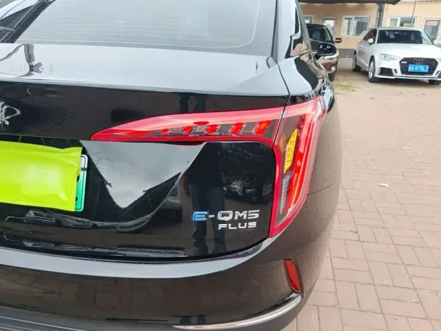 Hongqi E-QM5 — Фото автомобиля 23