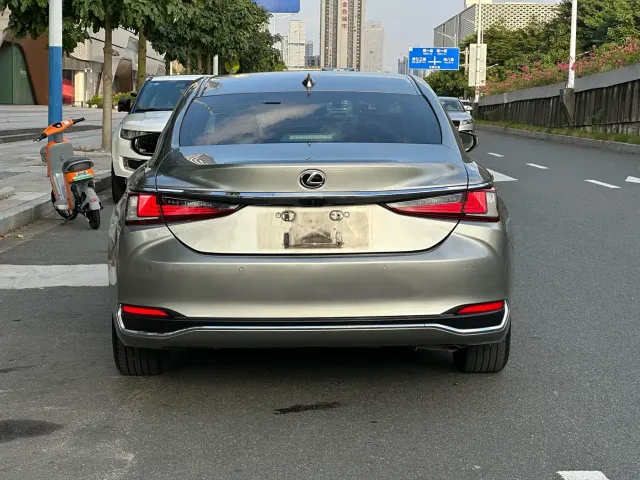 Lexus ES — Фото автомобиля 5
