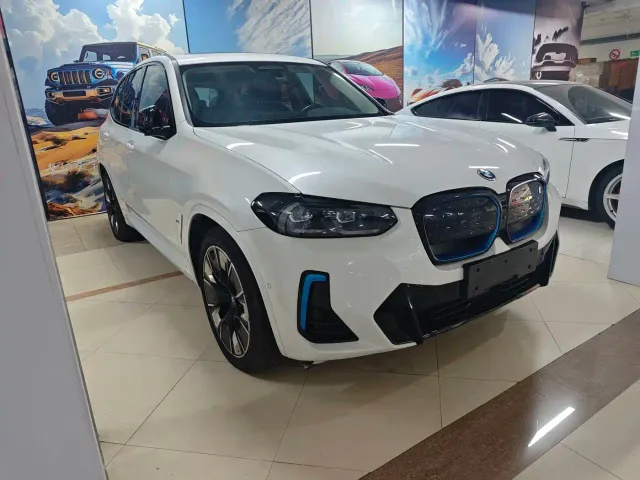 BMW iX3 — Фото автомобиля 3