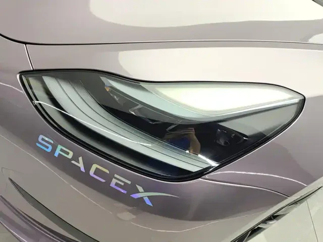 Tesla Model 3 — Фото автомобиля 5