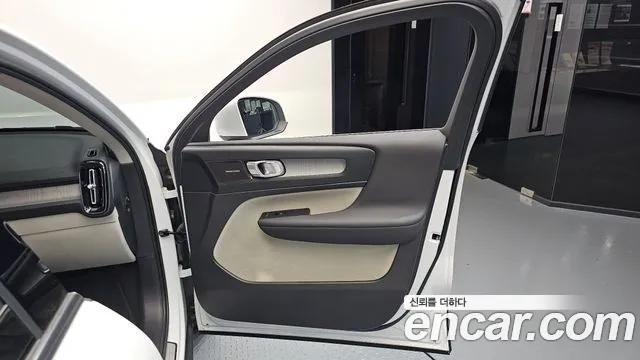 Volvo XC40 — Фото автомобиля 24