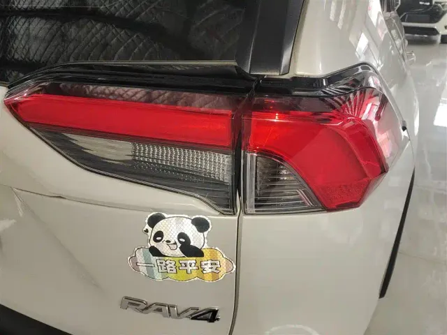 Toyota RAV4 — Фото автомобиля 7