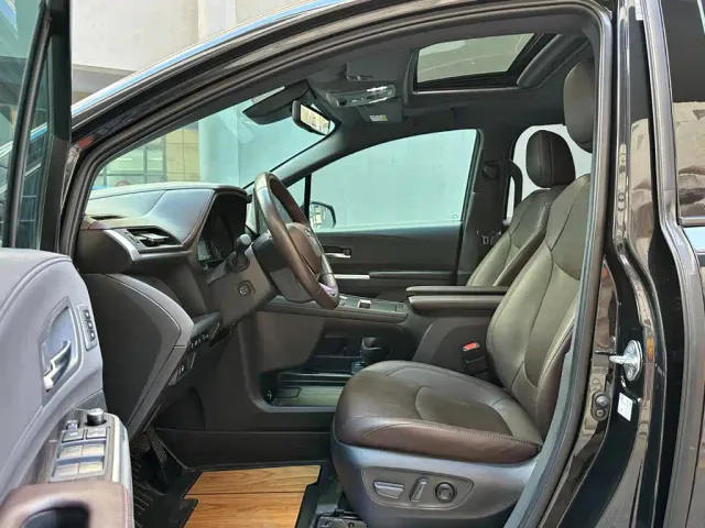 Toyota Sienna — Фото автомобиля 9