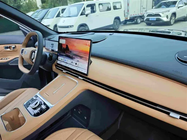 Geely Galaxy Starship 7 EM-i — Фото автомобиля 12