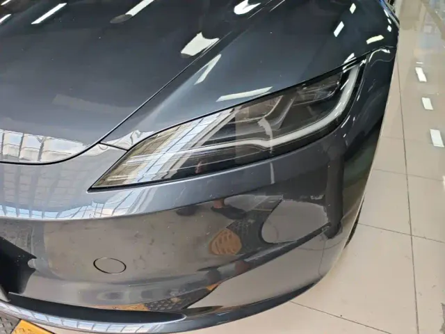 Tesla Model 3 — Фото автомобиля 17
