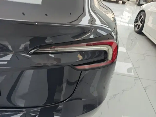 Tesla Model 3 — Фото автомобиля 7