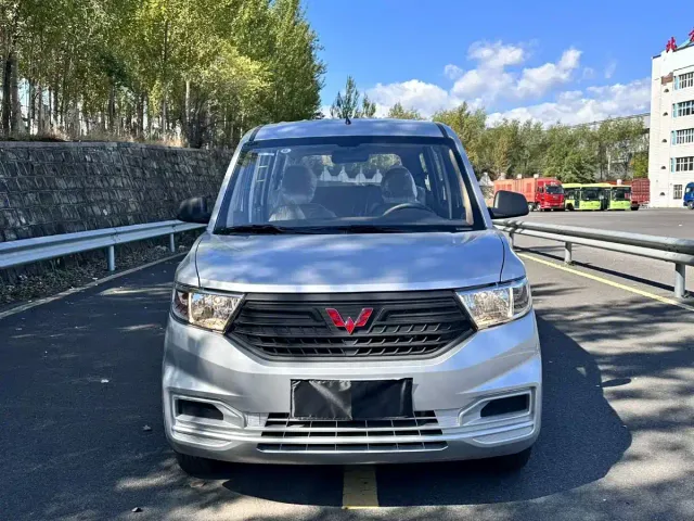 Wuling Hongguang V — Фото автомобиля 2