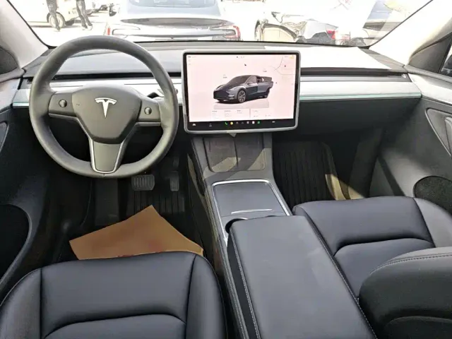 Tesla Model Y — Фото автомобиля 9