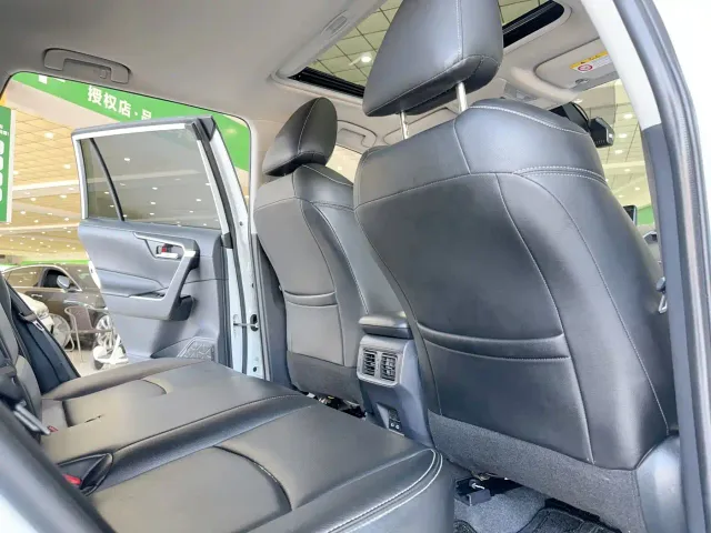 Toyota RAV4 — Фото автомобиля 11