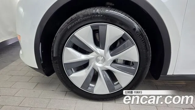Tesla Model Y — Фото автомобиля 5