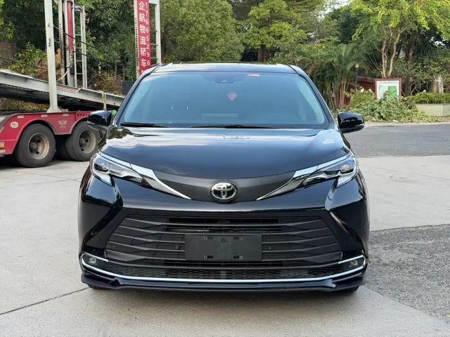 Toyota Sienna — Фото автомобиля 2