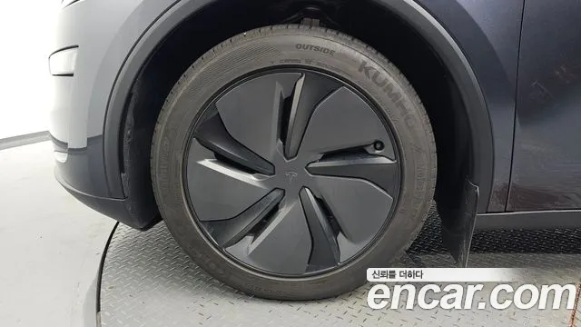 Tesla Model Y — Фото автомобиля 4