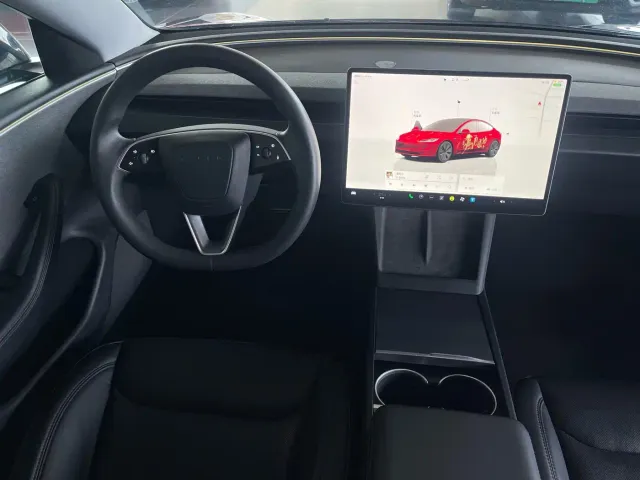 Tesla Model 3 — Фото автомобиля 10