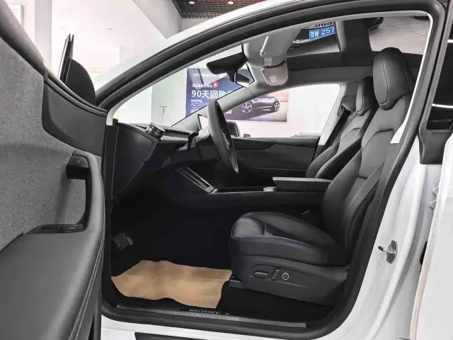 Tesla Model Y — Фото автомобиля 5