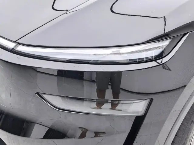 Tesla Model Y L — Фото автомобиля 3