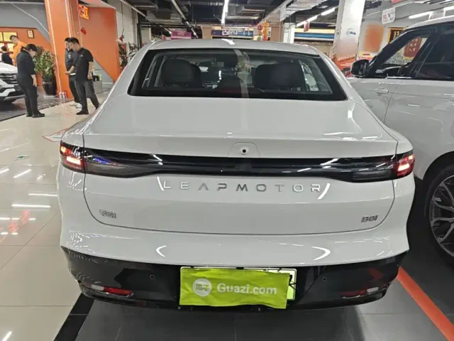 Leapmotor B01 — Фото автомобиля 5