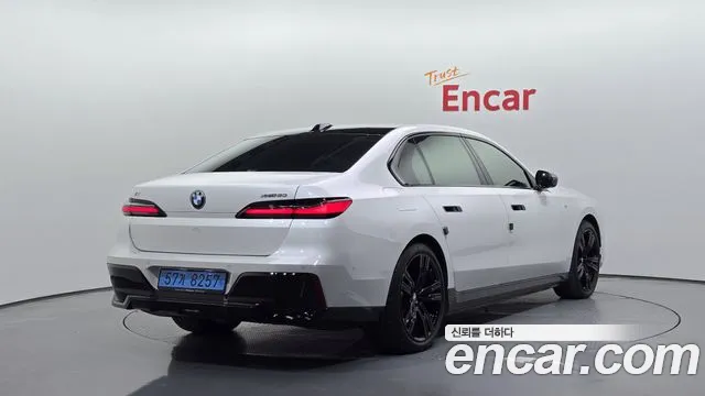 BMW i7 G70 — Фото автомобиля 2