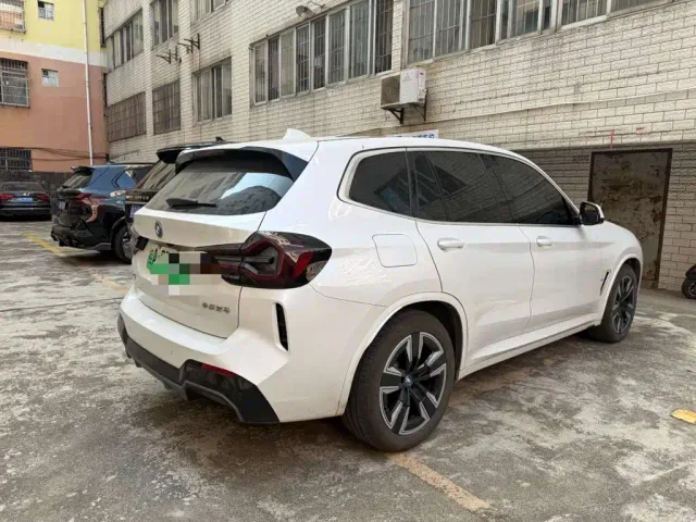 BMW iX3 — Фото автомобиля 2