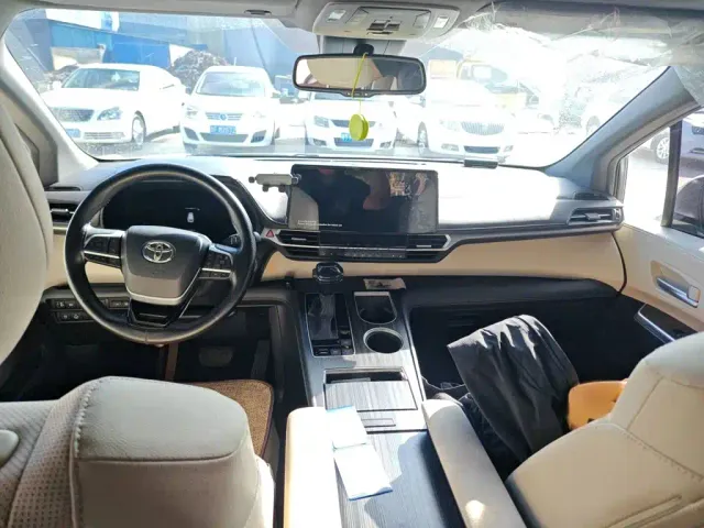 Toyota Sienna — Фото автомобиля 13