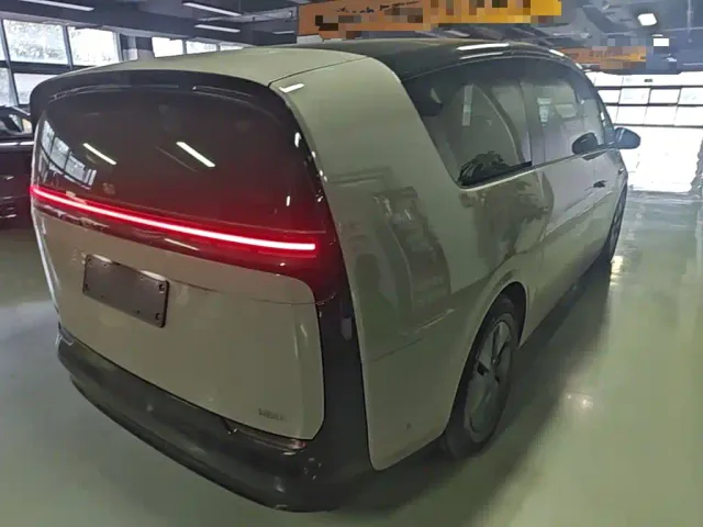 Li Auto MEGA — Фото автомобиля 6