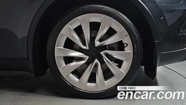 Tesla Model Y — Фото автомобиля 5