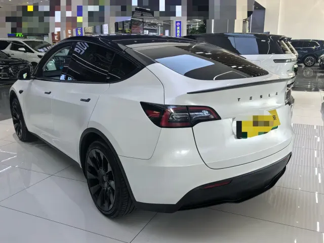 Tesla Model Y — Фото автомобиля 14