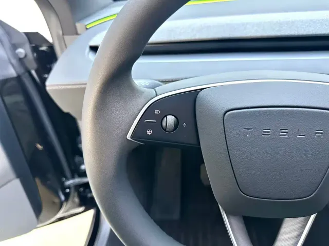 Tesla Model Y L — Фото автомобиля 15
