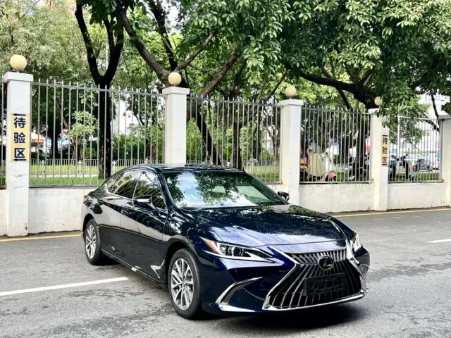 Lexus ES — Фото автомобиля 3