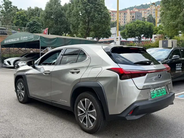 Lexus UX — Фото автомобиля 3