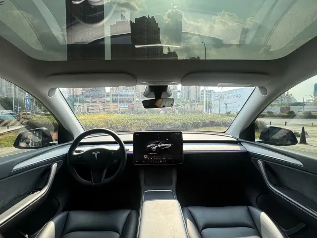 Tesla Model Y — Фото автомобиля 15