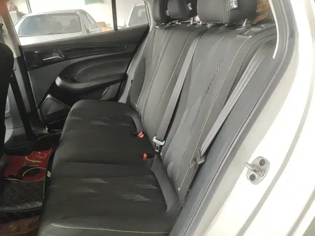 Roewe i5 — Фото автомобиля 16